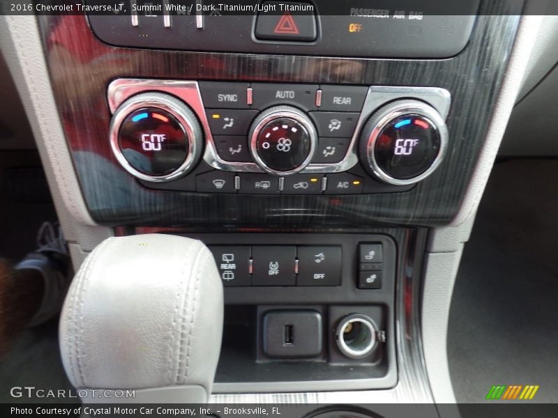 Summit White / Dark Titanium/Light Titanium 2016 Chevrolet Traverse LT