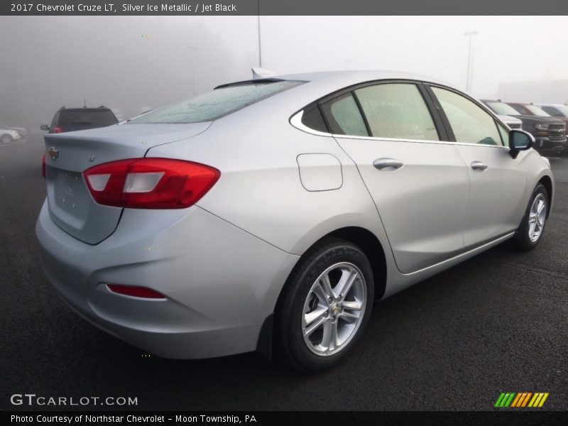 Silver Ice Metallic / Jet Black 2017 Chevrolet Cruze LT