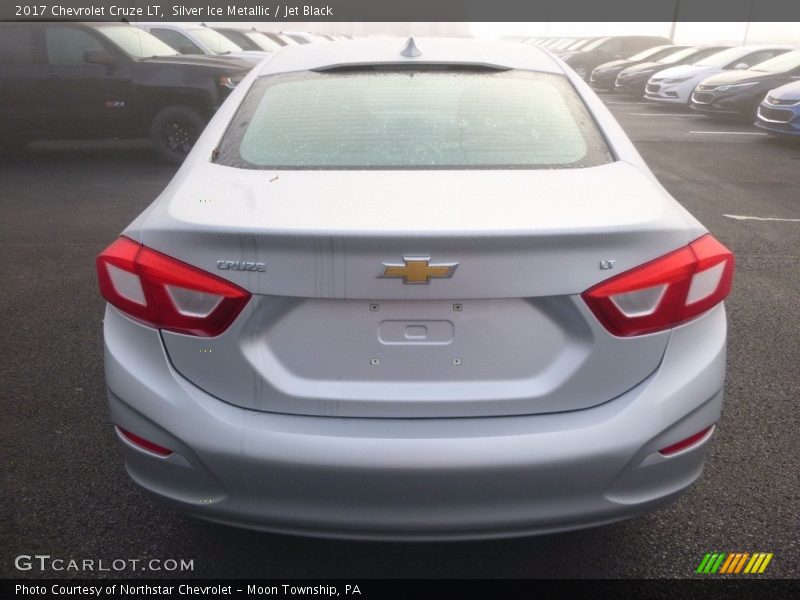 Silver Ice Metallic / Jet Black 2017 Chevrolet Cruze LT