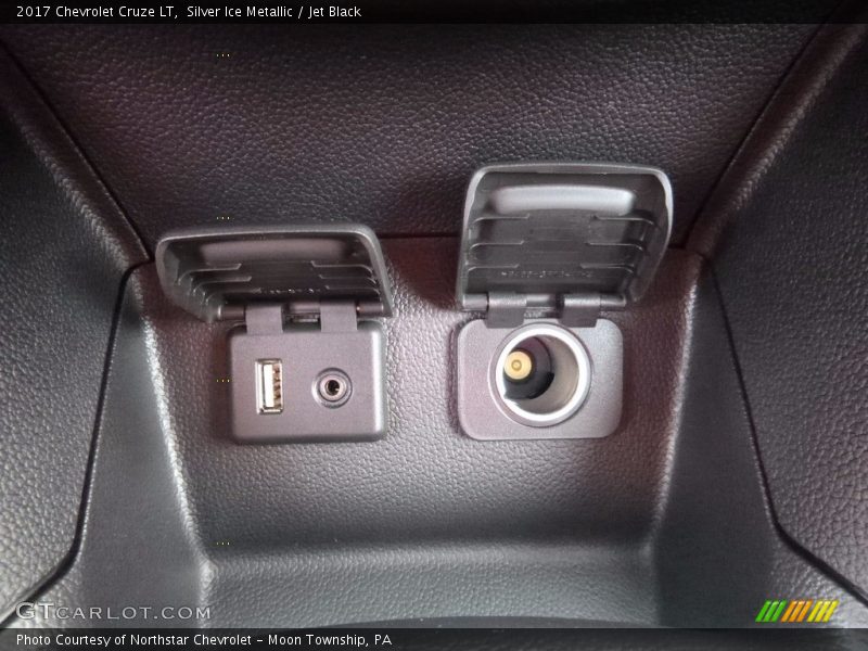 Silver Ice Metallic / Jet Black 2017 Chevrolet Cruze LT