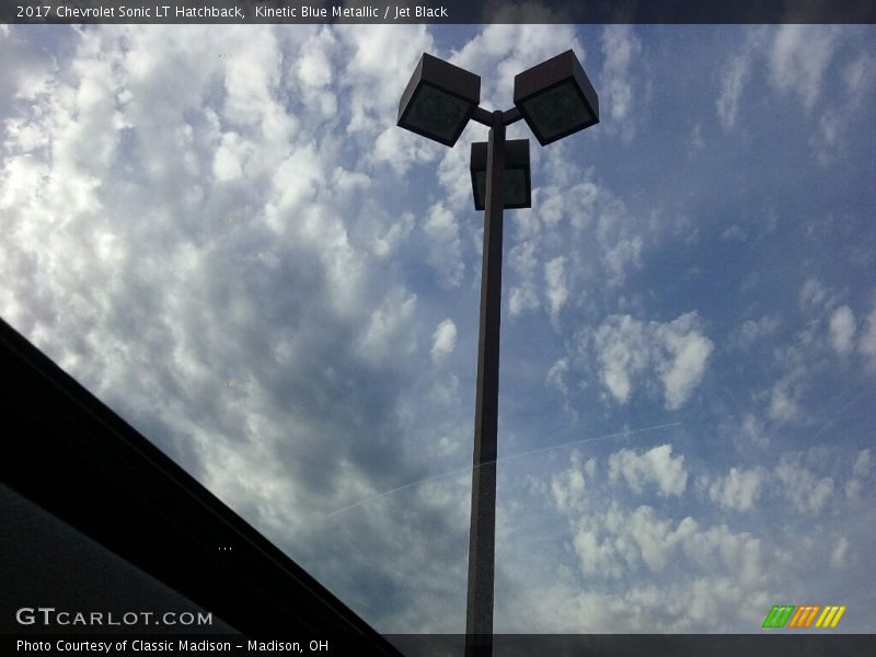 Kinetic Blue Metallic / Jet Black 2017 Chevrolet Sonic LT Hatchback