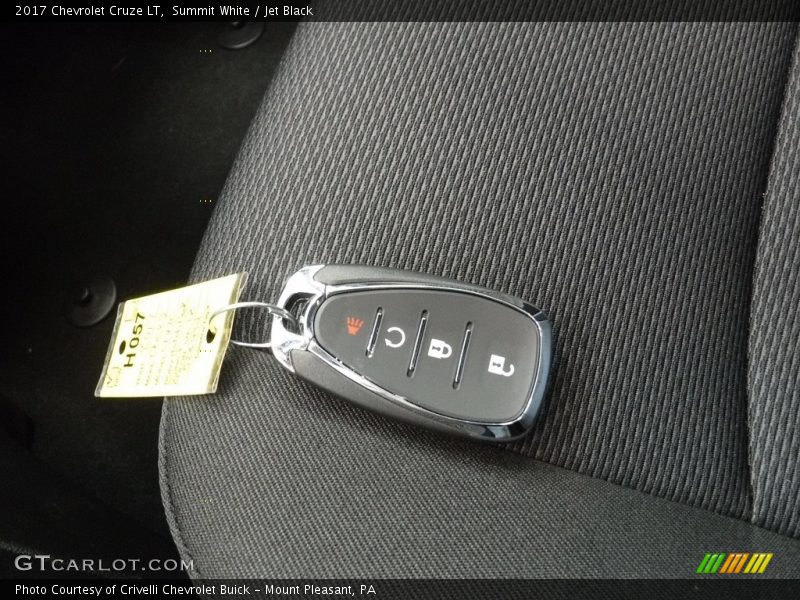 Summit White / Jet Black 2017 Chevrolet Cruze LT
