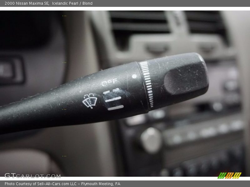 Icelandic Pearl / Blond 2000 Nissan Maxima SE