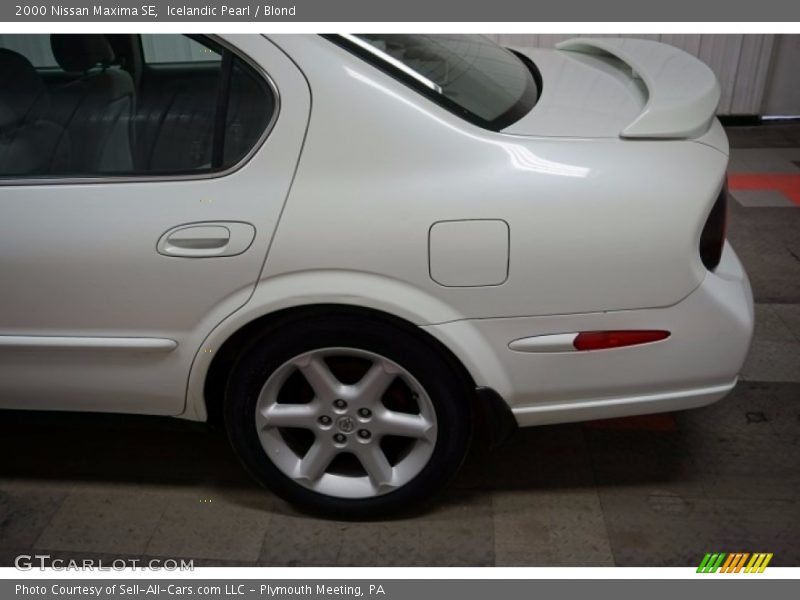 Icelandic Pearl / Blond 2000 Nissan Maxima SE
