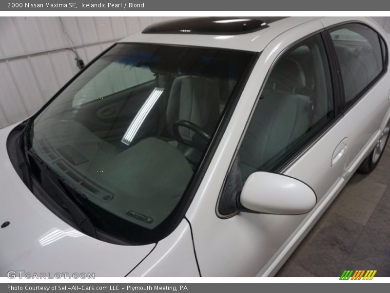 Icelandic Pearl / Blond 2000 Nissan Maxima SE