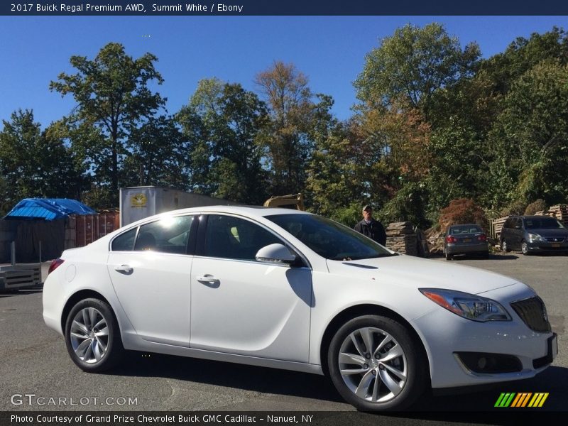 Front 3/4 View of 2017 Regal Premium AWD