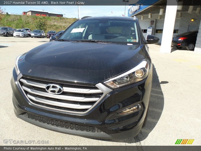 Black Noir Pearl / Gray 2017 Hyundai Tucson SE AWD