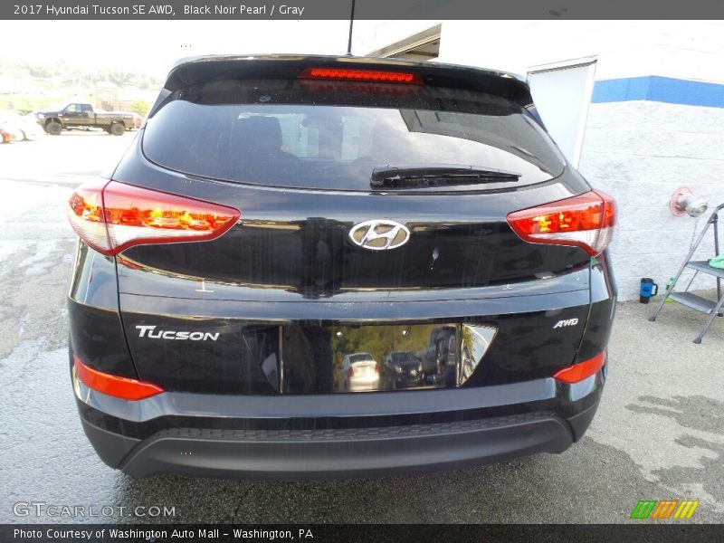 Black Noir Pearl / Gray 2017 Hyundai Tucson SE AWD