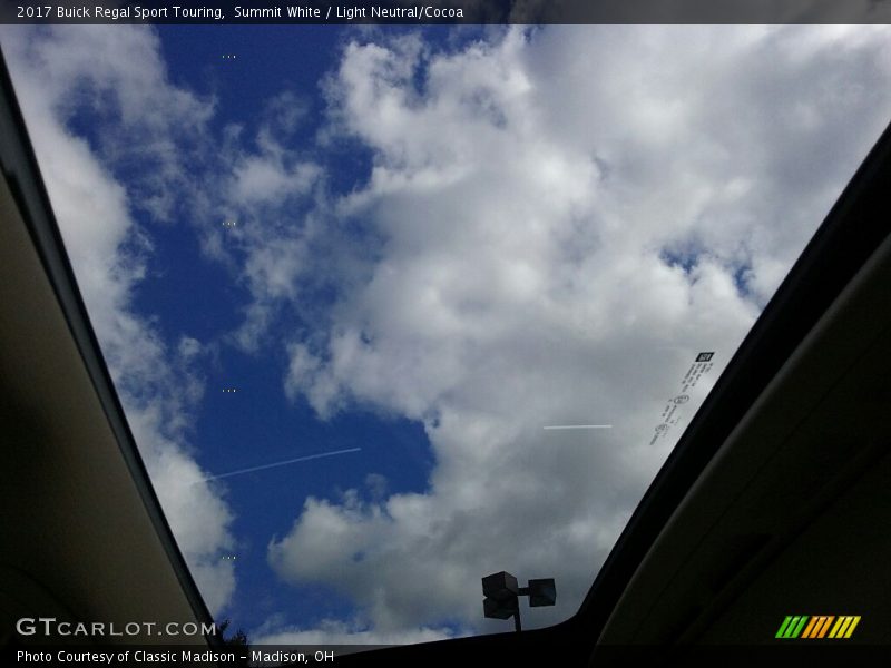 Summit White / Light Neutral/Cocoa 2017 Buick Regal Sport Touring