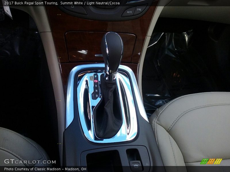 Summit White / Light Neutral/Cocoa 2017 Buick Regal Sport Touring