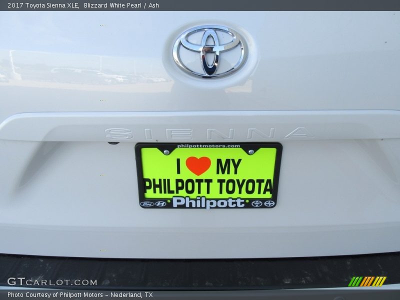 Blizzard White Pearl / Ash 2017 Toyota Sienna XLE