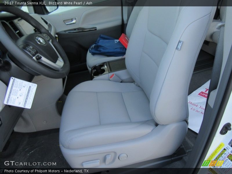 Blizzard White Pearl / Ash 2017 Toyota Sienna XLE