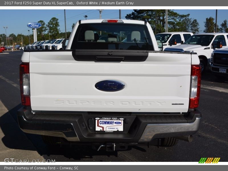 Oxford White / Medium Earth Gray 2017 Ford F250 Super Duty XL SuperCab