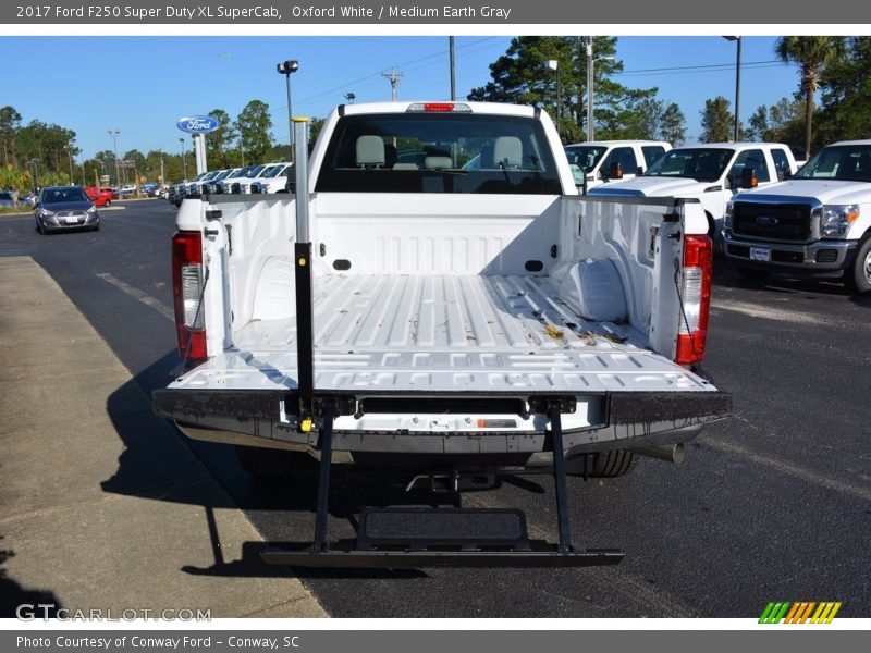 Oxford White / Medium Earth Gray 2017 Ford F250 Super Duty XL SuperCab