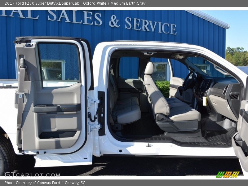 Oxford White / Medium Earth Gray 2017 Ford F250 Super Duty XL SuperCab