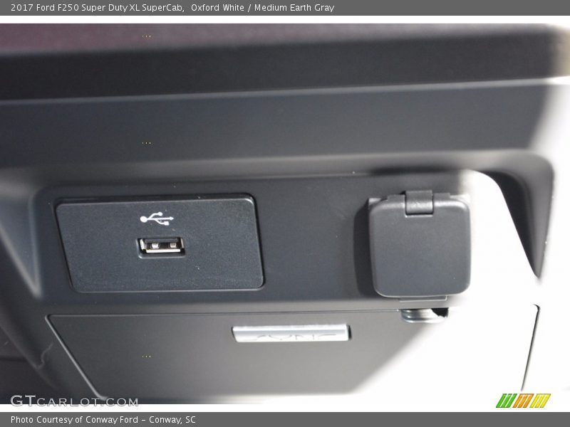 Oxford White / Medium Earth Gray 2017 Ford F250 Super Duty XL SuperCab