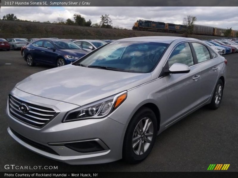 Front 3/4 View of 2017 Sonata SE