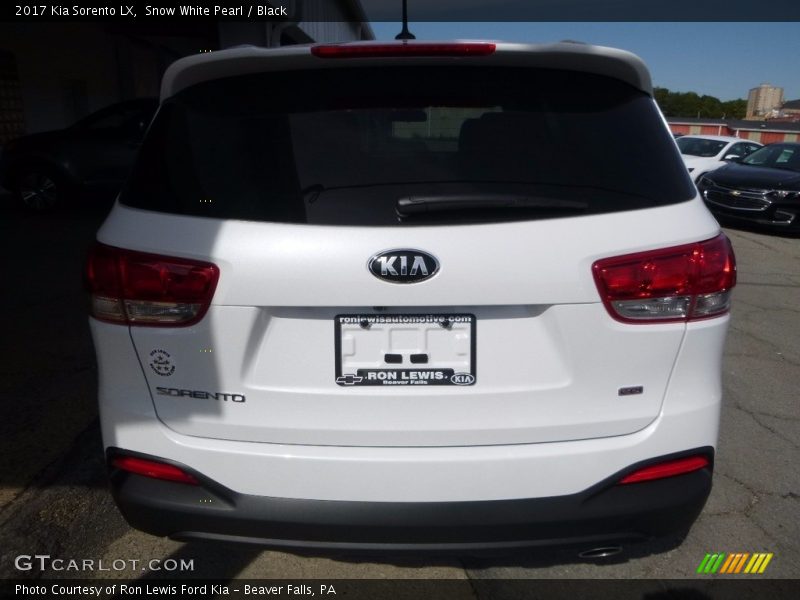 Snow White Pearl / Black 2017 Kia Sorento LX