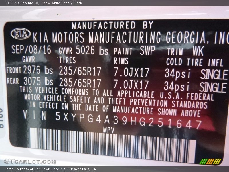 Snow White Pearl / Black 2017 Kia Sorento LX