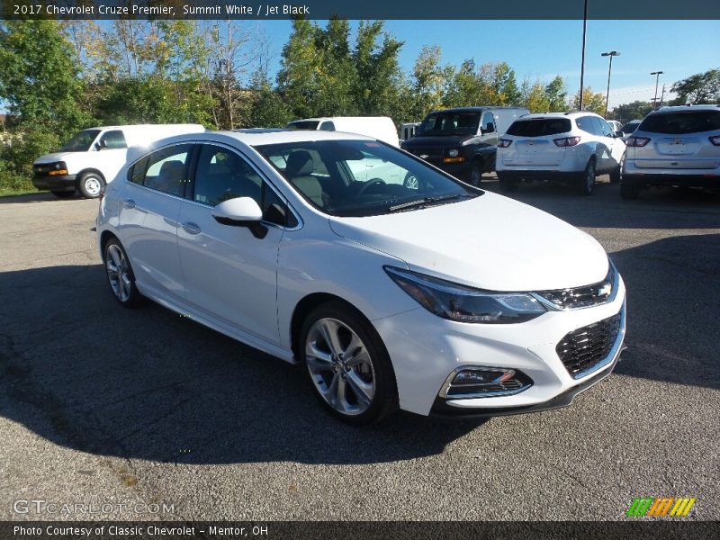 Front 3/4 View of 2017 Cruze Premier