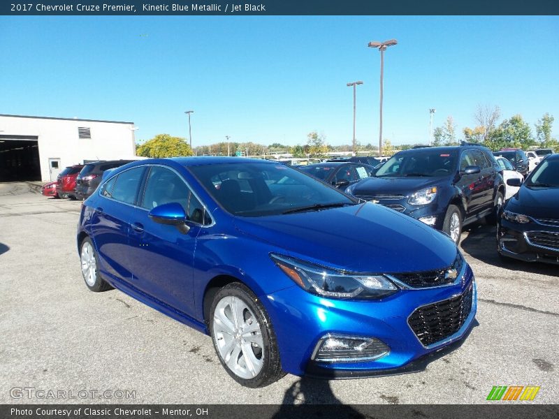 Front 3/4 View of 2017 Cruze Premier