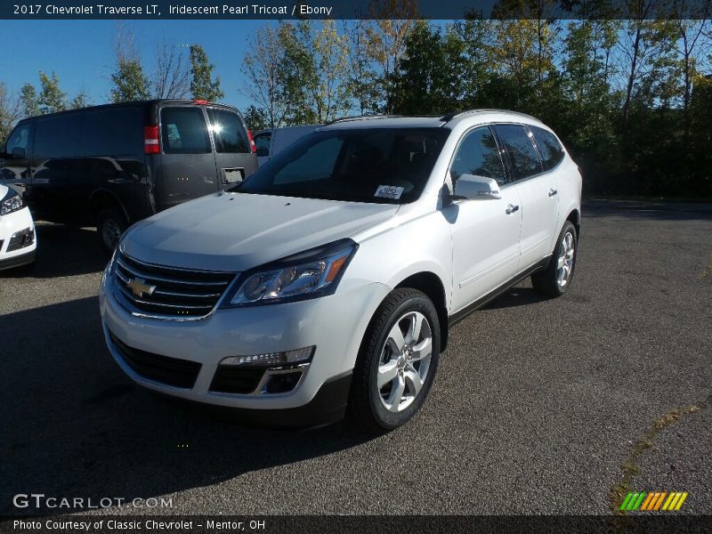 Front 3/4 View of 2017 Traverse LT