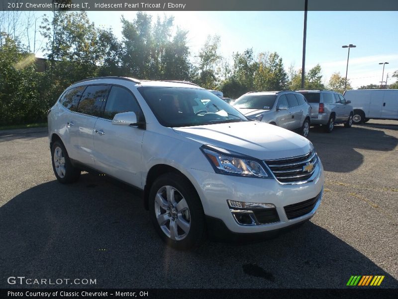 Iridescent Pearl Tricoat / Ebony 2017 Chevrolet Traverse LT