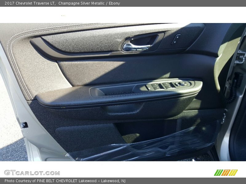 Champagne Silver Metallic / Ebony 2017 Chevrolet Traverse LT