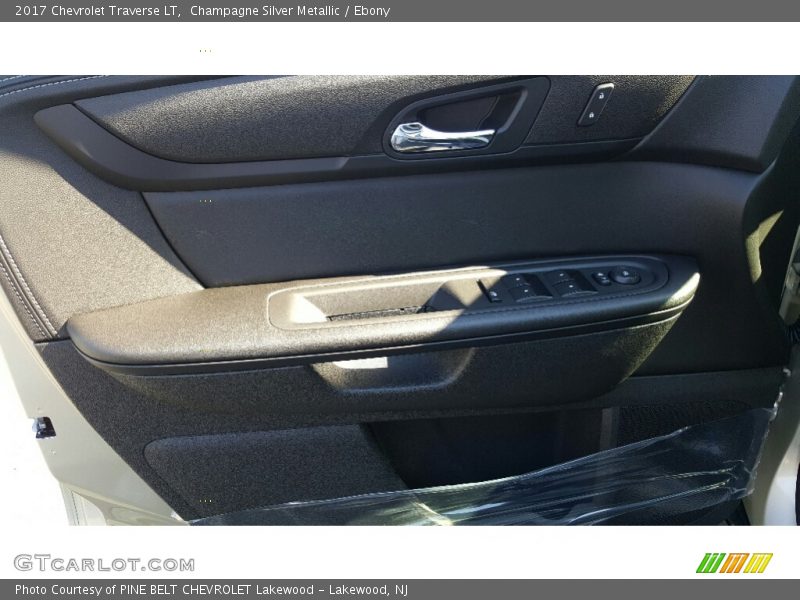Champagne Silver Metallic / Ebony 2017 Chevrolet Traverse LT