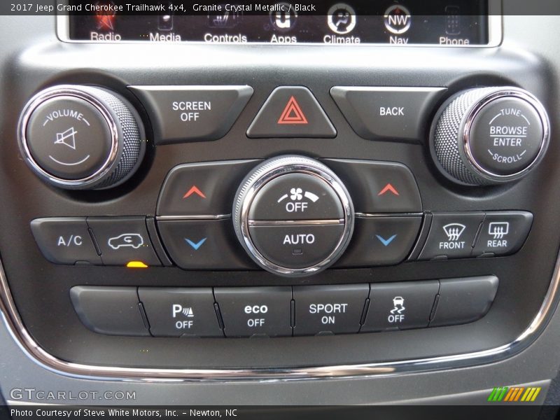 Controls of 2017 Grand Cherokee Trailhawk 4x4