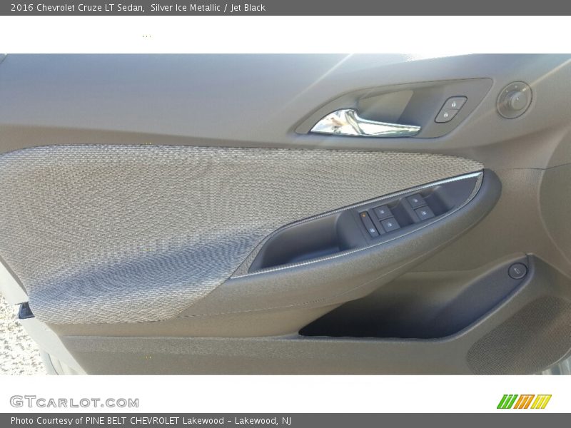 Silver Ice Metallic / Jet Black 2016 Chevrolet Cruze LT Sedan