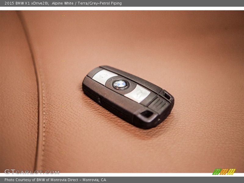 Alpine White / Terra/Grey-Petrol Piping 2015 BMW X1 xDrive28i