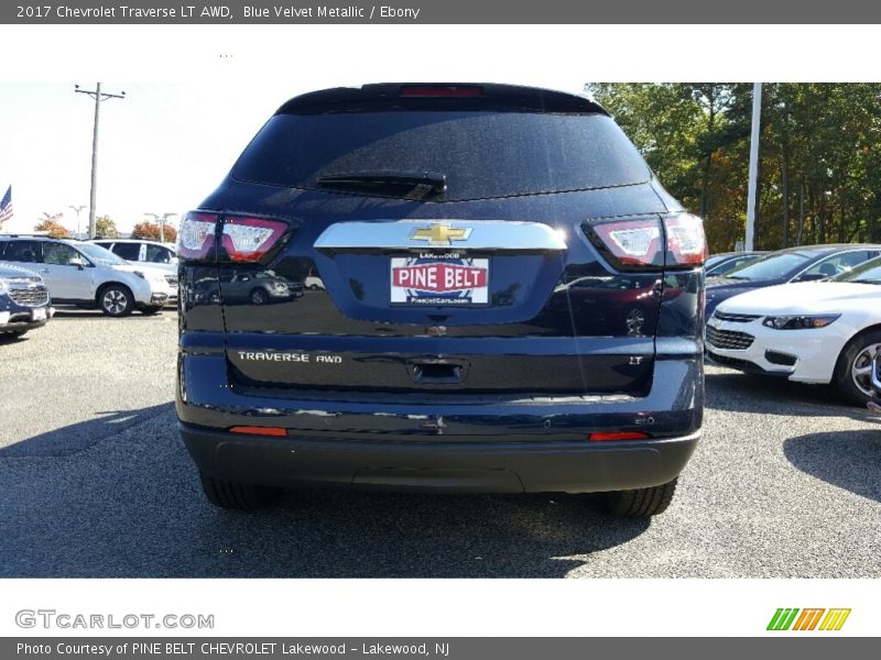 Blue Velvet Metallic / Ebony 2017 Chevrolet Traverse LT AWD