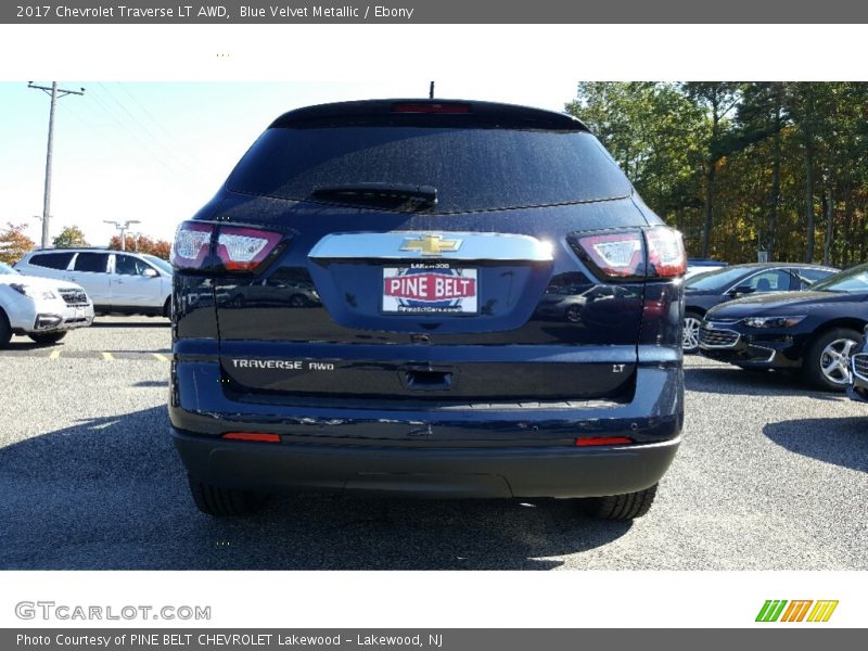 Blue Velvet Metallic / Ebony 2017 Chevrolet Traverse LT AWD