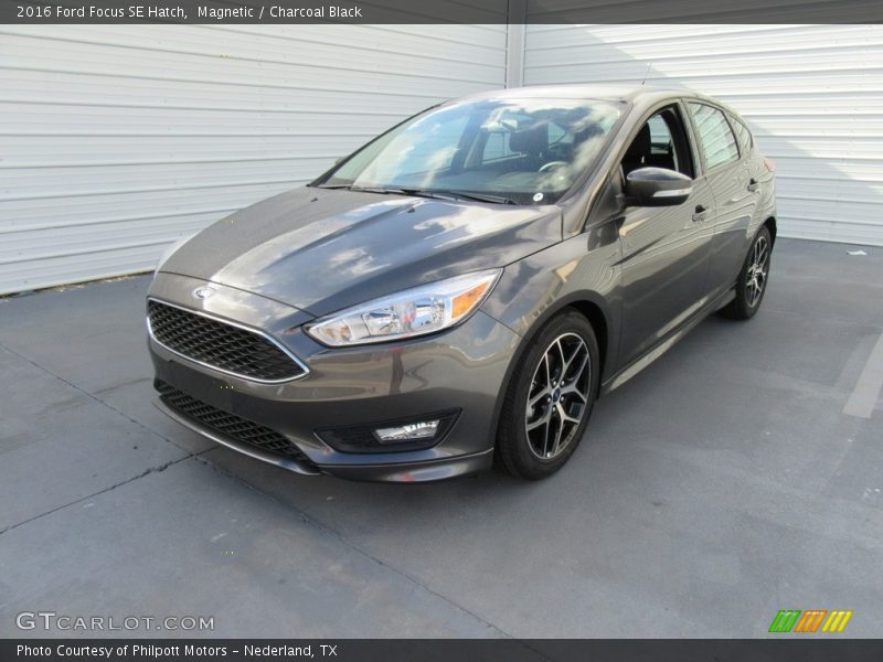 Magnetic / Charcoal Black 2016 Ford Focus SE Hatch