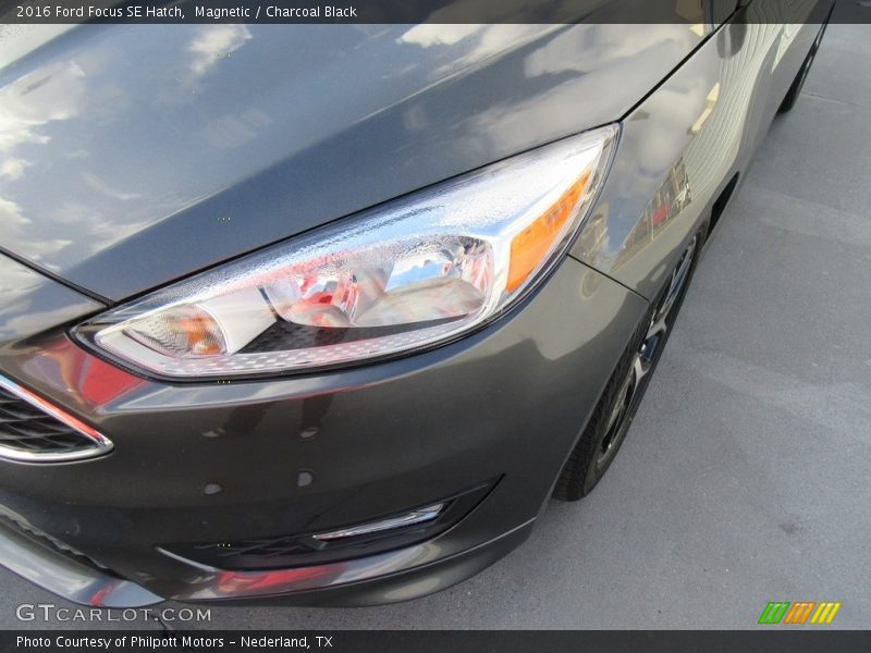 Magnetic / Charcoal Black 2016 Ford Focus SE Hatch