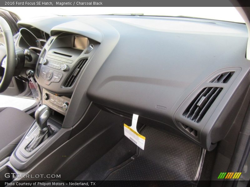 Magnetic / Charcoal Black 2016 Ford Focus SE Hatch