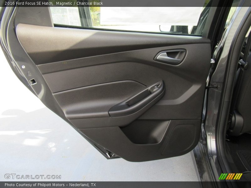 Magnetic / Charcoal Black 2016 Ford Focus SE Hatch