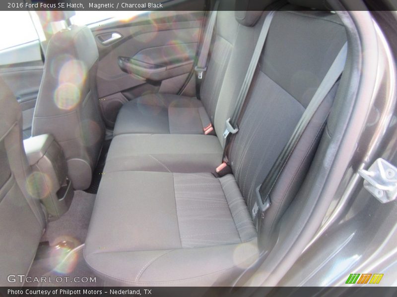 Magnetic / Charcoal Black 2016 Ford Focus SE Hatch