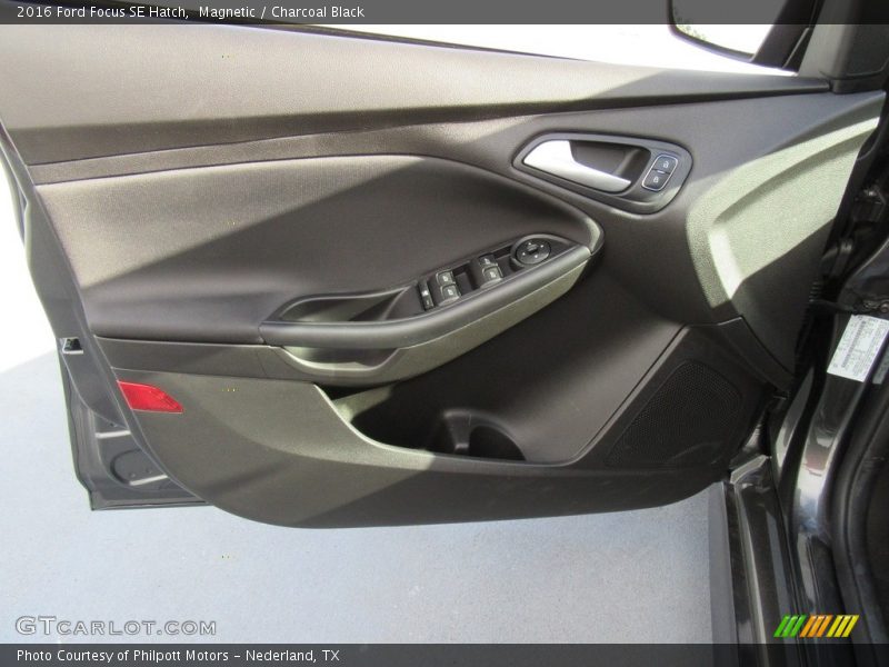 Magnetic / Charcoal Black 2016 Ford Focus SE Hatch