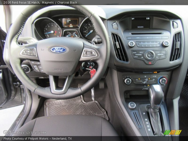 Magnetic / Charcoal Black 2016 Ford Focus SE Hatch