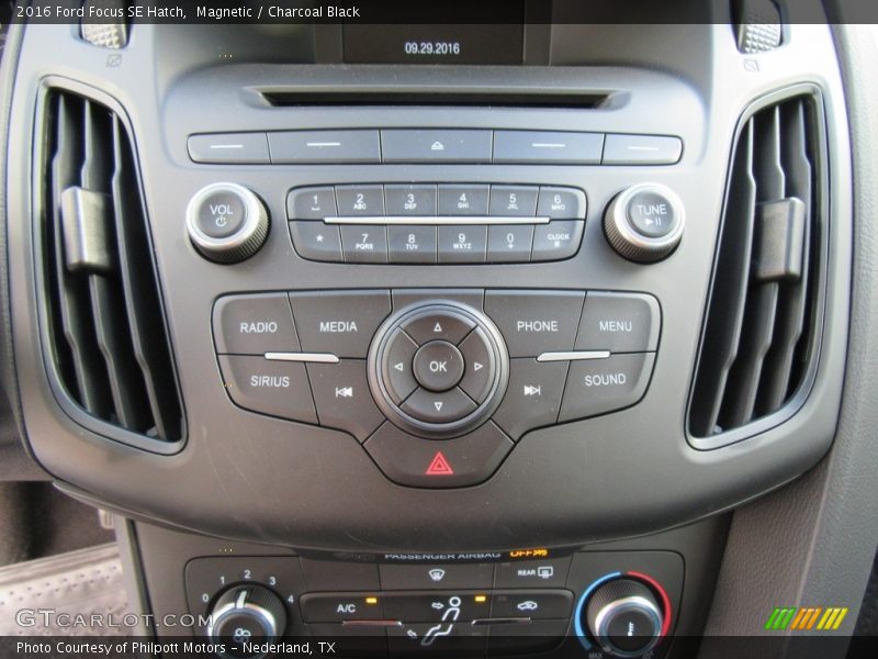 Magnetic / Charcoal Black 2016 Ford Focus SE Hatch