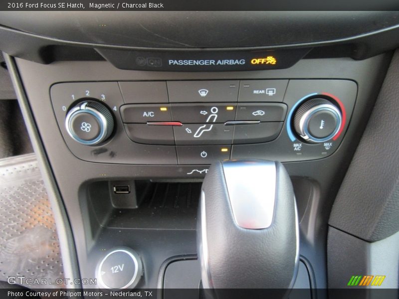 Magnetic / Charcoal Black 2016 Ford Focus SE Hatch