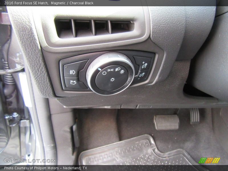 Magnetic / Charcoal Black 2016 Ford Focus SE Hatch