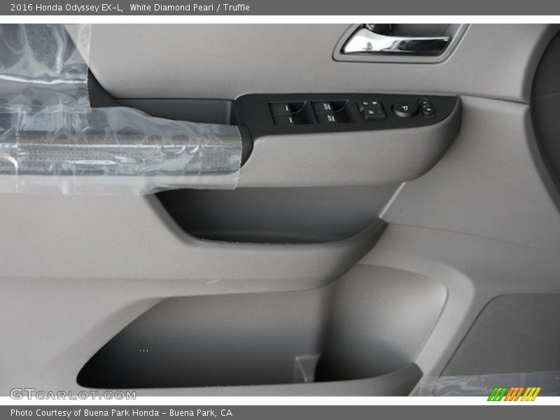 White Diamond Pearl / Truffle 2016 Honda Odyssey EX-L