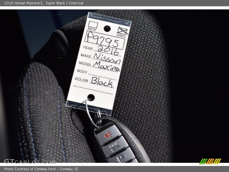 Super Black / Charcoal 2016 Nissan Maxima S
