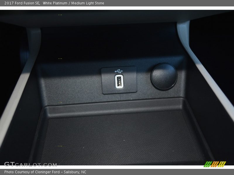 White Platinum / Medium Light Stone 2017 Ford Fusion SE