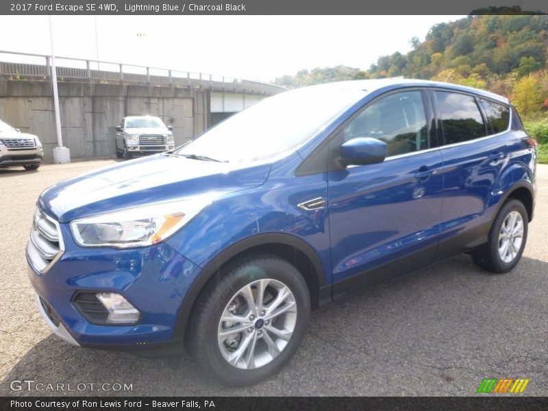 Lightning Blue / Charcoal Black 2017 Ford Escape SE 4WD