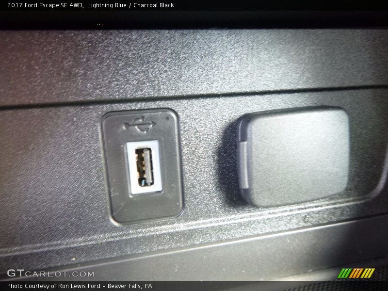 Lightning Blue / Charcoal Black 2017 Ford Escape SE 4WD