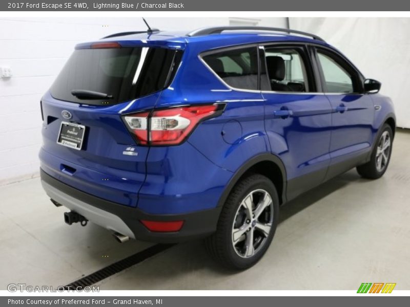 Lightning Blue / Charcoal Black 2017 Ford Escape SE 4WD